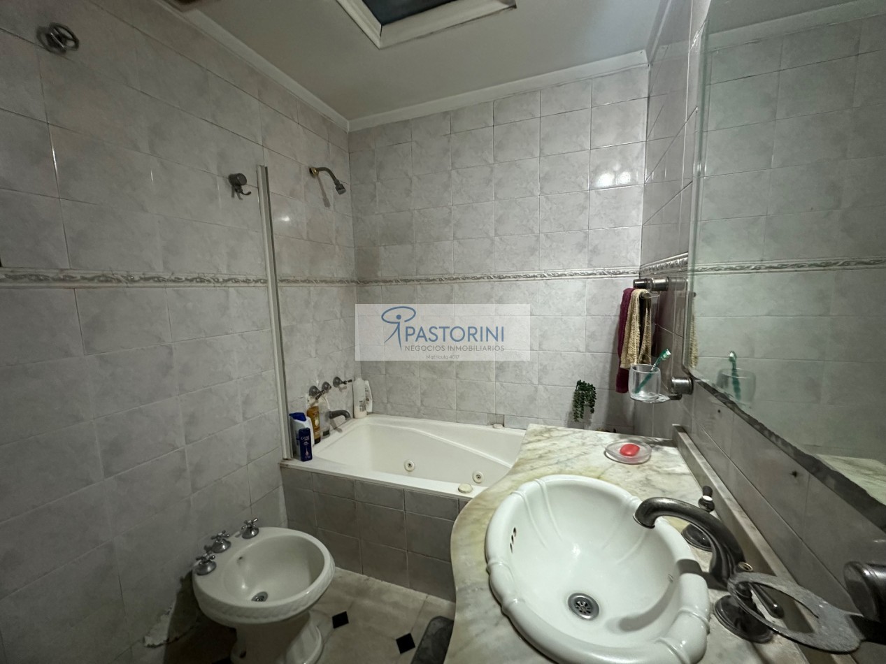 EN VENTA CHALET en Barrio Las Avenidas