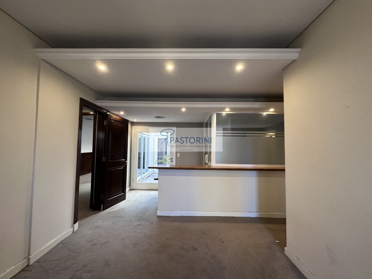 Alquilamos ideal centro de oficinas y/o consultorios