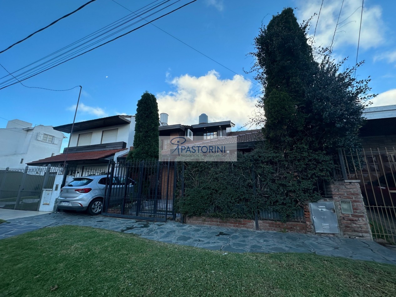 EN VENTA CHALET en Barrio Las Avenidas
