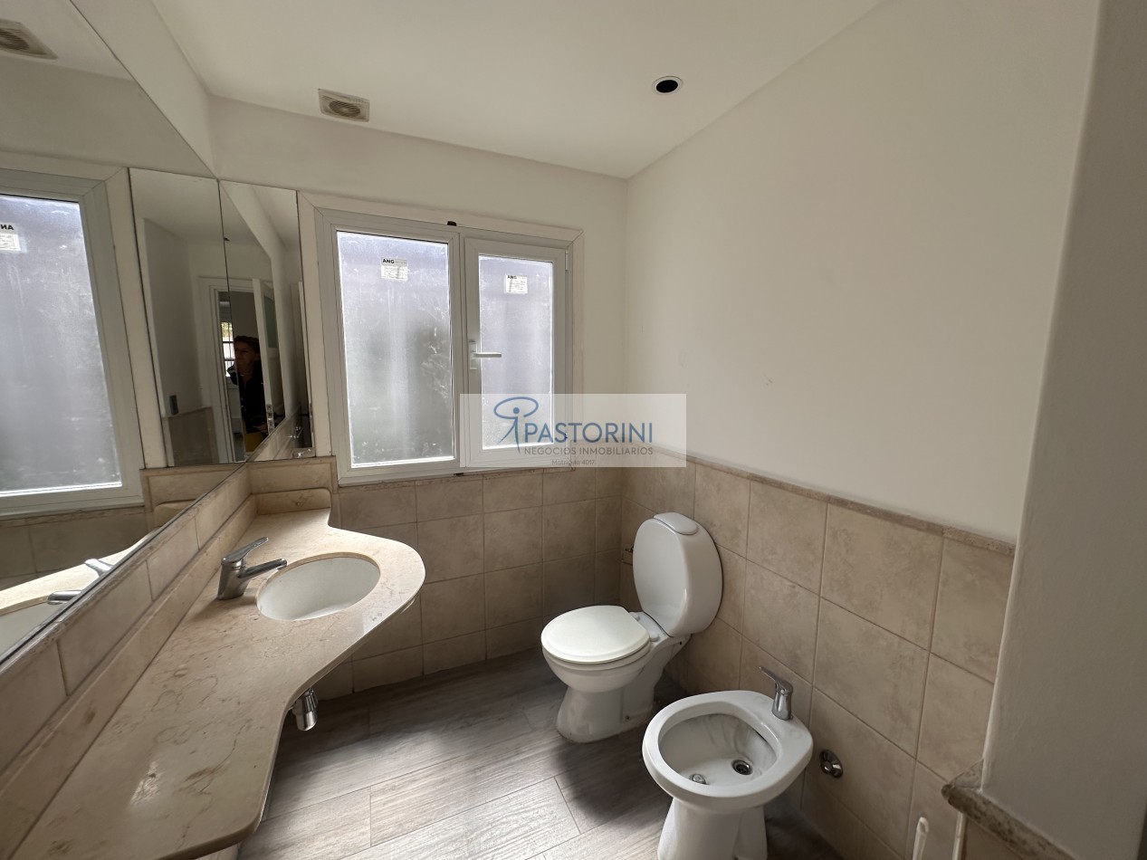 Alquilamos ideal centro de oficinas y/o consultorios