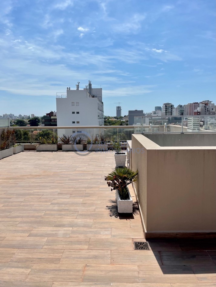 Excelente semipiso en Playa Grande de 4 amb de categoria con terraza 