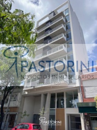 ALQUILAMOS MODERNO SEMIPISO a EQUIPADO de 2amb en Plaza Mitre 