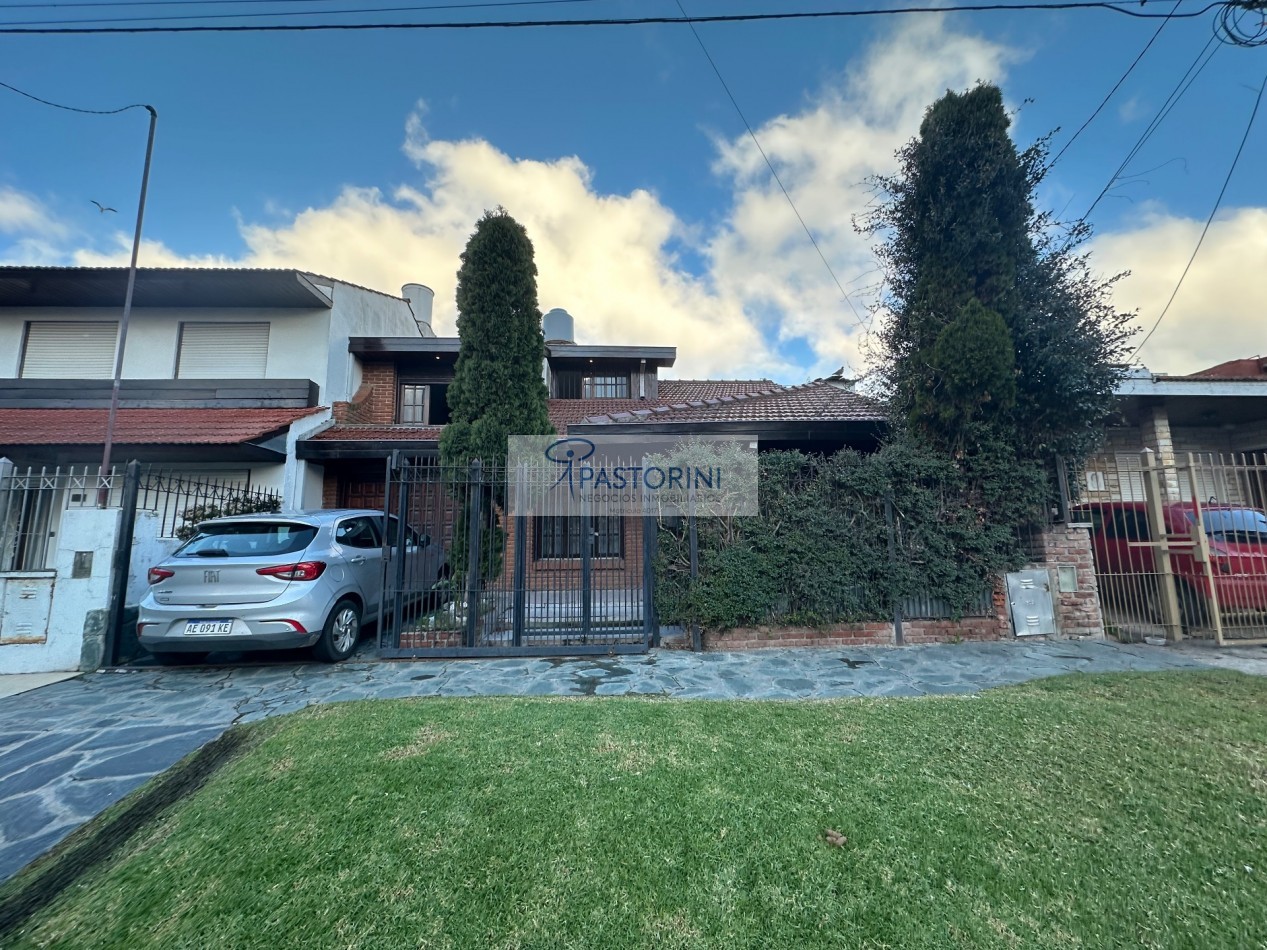EN VENTA CHALET en Barrio Las Avenidas