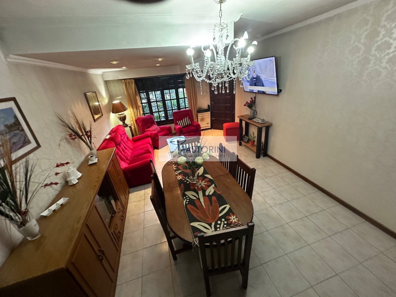EN VENTA CHALET en Barrio Las Avenidas